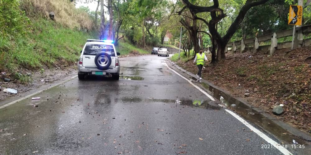 policiachacao's tweet image. #28abr| Av. Ppal. La Castellana hacia el municipio Chacao, transitando por Av. Boyacá desde el este se mantiene anegada debido a las precipitaciones, se coordinan acciones de limpieza de drenajes, ya habilitada parcialmente la vía. @duquegustavoS #trabajandoxchacao
