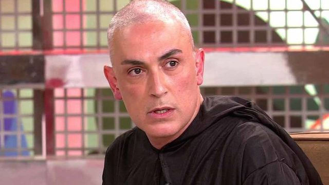 LoobitoGH's tweet photo. A los pocos meses de fichar a Antonio David para Sálvame, la dirección se inventó una excusa para rapar a los colaboradores. Ahora sabemos por qué. #RocíoVerdad8 https://t.co/T4u8WfBGTo