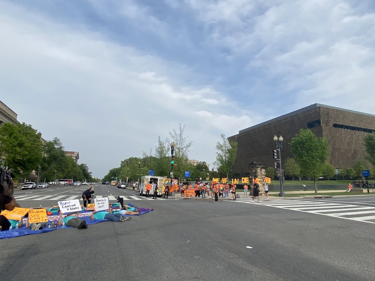 DCYDs's tweet photo. #DREAMER protest at the corner of 15th/Constitution NW.
Asking @DNC @SenateDems @HouseDemocrats @WhiteHouse @SpeakerPelosi and @SenSchumer to take action NOW on immigration reform!
#SiSePuede #Immigration #ImmigrantsMakeAmericaGreat #UndocumentedUnafraid https://t.co/CwpLdb9pN0