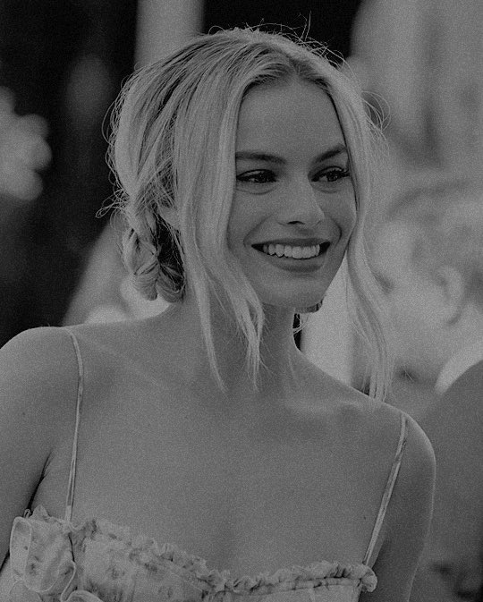 ——  #𝘸𝘤𝘸  —— 
 @HvrleyFQuinn 
 
                   𝘏𝘦𝘳 𝘴𝘮𝘪𝘭𝘦 𝘪𝘴 𝘭𝘪𝘬𝘦 𝘢 𝘧𝘭𝘰𝘸𝘦𝘳. 
                      𝘐𝘵 𝘮𝘢𝘬𝘦𝘴 𝘵𝘩𝘦 𝘸𝘰𝘳𝘭𝘥 𝘢 
                            𝘣𝘦𝘵𝘵𝘦𝘳 𝘱𝘭𝘢𝘤𝘦.
         
                                    ♡