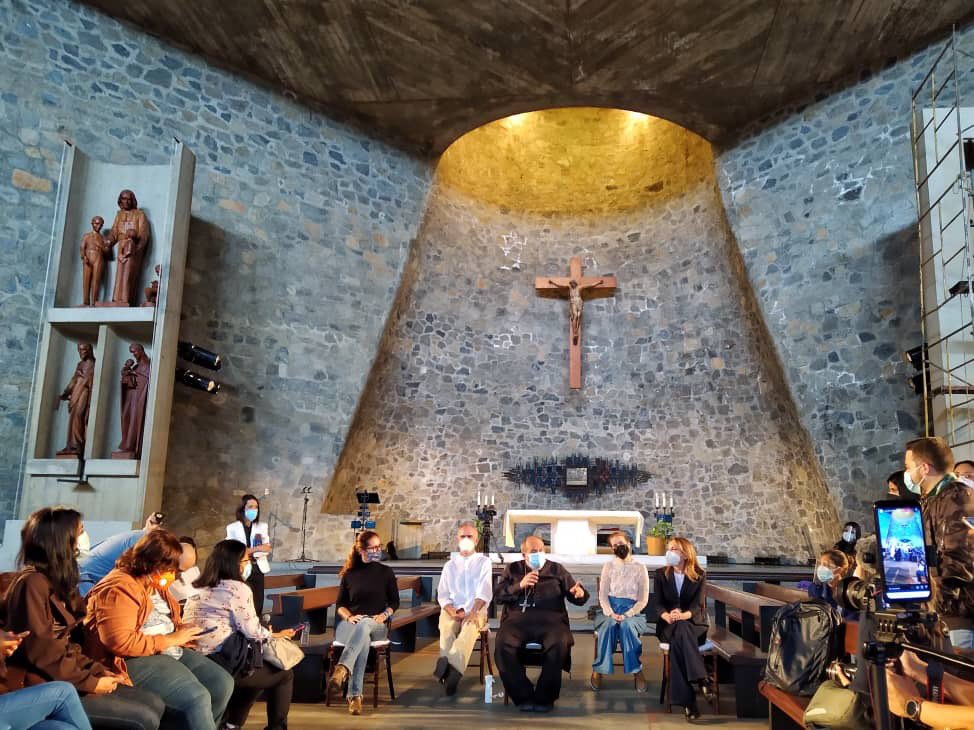 RCR750's tweet photo. #Preparativos ayer en la capilla del Colegio La Salle La Colina, espacio que luego de un año sin actividades escolares pasa a ser sede de la ceremonia de beatificación del doctor José Gregorio Hernández. https://t.co/p9GmNTdG5T