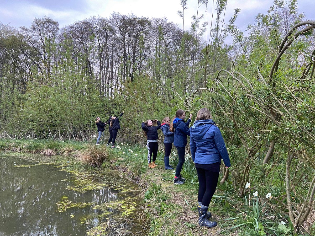 So tonight we volunteered @FarmGuys by trying our hand at #WillowWeaving - so lovely to be #outdoors learning new #skills @garstanguiding @LancsNW - #everydayisalearningday to quote @brenda_herron 😊