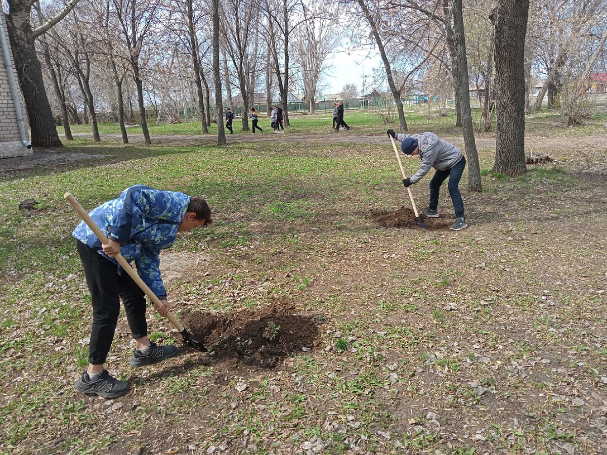 OKudriavtzewa's tweet image. #ВесенняяНеделядобра в ГБОУ СОШ с. Сухая Вязовка продолжается. Убираем мусор, сажаем деревья, приводим в порядок школьный сад #субботник. 
Работы ещё много. @MakridinEA @pu_monso @Volzhsky_adm