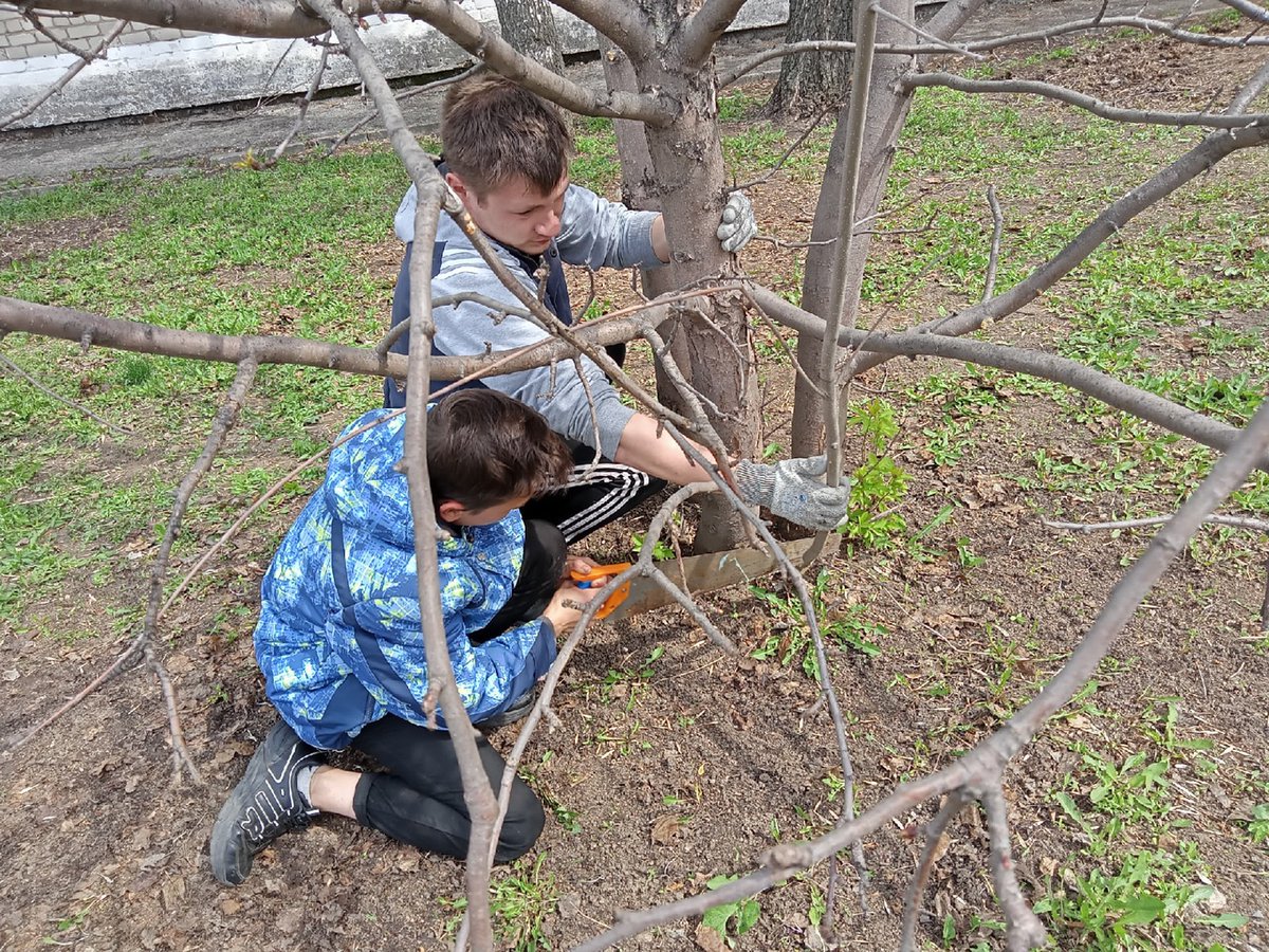 OKudriavtzewa's tweet image. #ВесенняяНеделядобра в ГБОУ СОШ с. Сухая Вязовка продолжается. Убираем мусор, сажаем деревья, приводим в порядок школьный сад #субботник. 
Работы ещё много. @MakridinEA @pu_monso @Volzhsky_adm