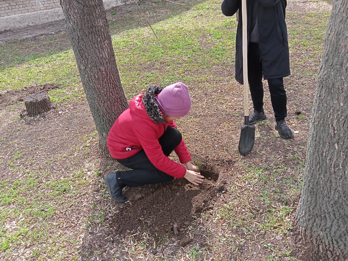 OKudriavtzewa's tweet image. #ВесенняяНеделядобра в ГБОУ СОШ с. Сухая Вязовка продолжается. Убираем мусор, сажаем деревья, приводим в порядок школьный сад #субботник. 
Работы ещё много. @MakridinEA @pu_monso @Volzhsky_adm