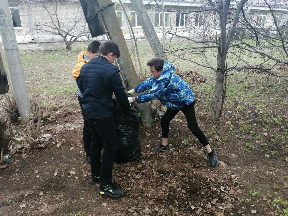 OKudriavtzewa's tweet image. #ВесенняяНеделядобра в ГБОУ СОШ с. Сухая Вязовка продолжается. Убираем мусор, сажаем деревья, приводим в порядок школьный сад #субботник. 
Работы ещё много. @MakridinEA @pu_monso @Volzhsky_adm