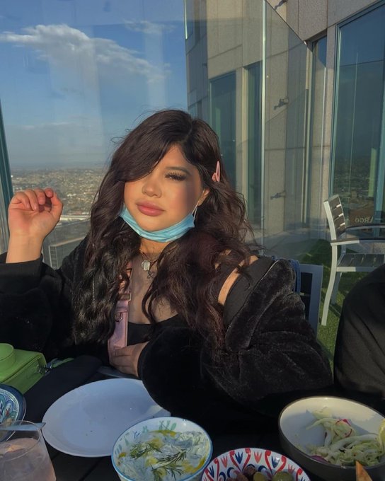 1 pic. Ladies and Gentlemen ... HER https://t.co/ZnV7hnkrEG