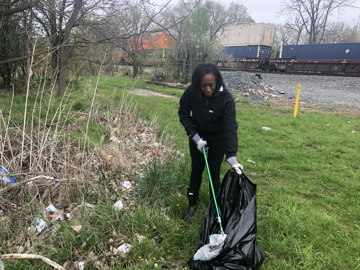 BrisenoEr's tweet photo. What an honor to get to work with some amazing educators at Eisenhower!  Debut of the Cardinal Community Crew—working in an area in BLue Island that needed TLC. https://t.co/YL7TGt4F1x