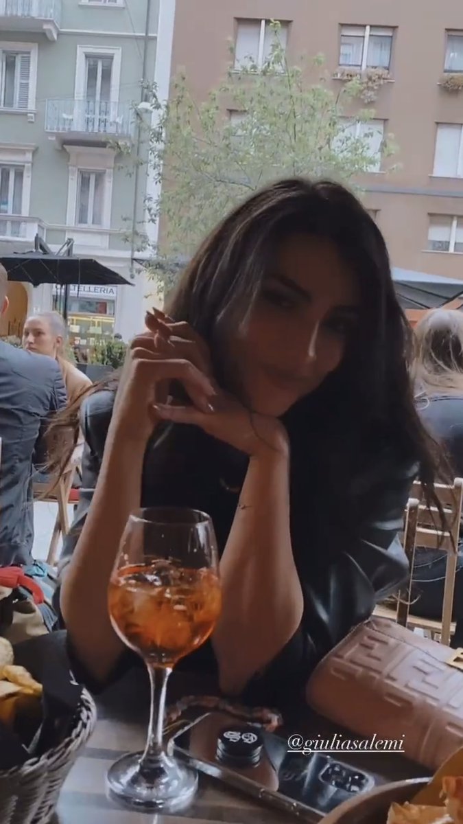 topordenone's tweet photo. io non posso piangere per quel “sei la più bella del mondo” canticchiato con quella vocina e piangere per il sorrisone di giulia 😭 

#prelemi https://t.co/WWjm2NUCqo
