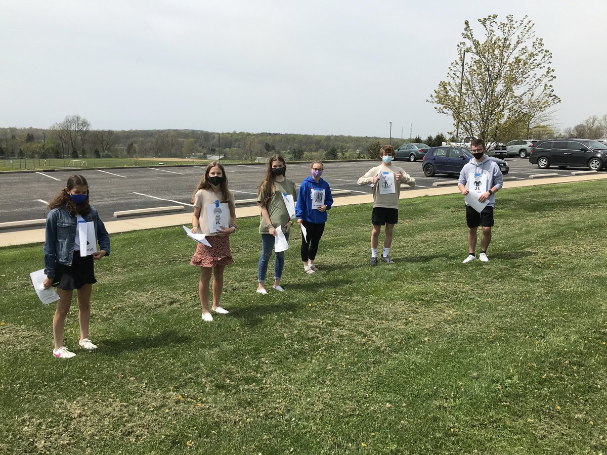 FrenchclassWahl's tweet photo. Presenting “Les contes de fées” en français! ⁦@KenstonKHS⁩ https://t.co/Ow12dllp3E