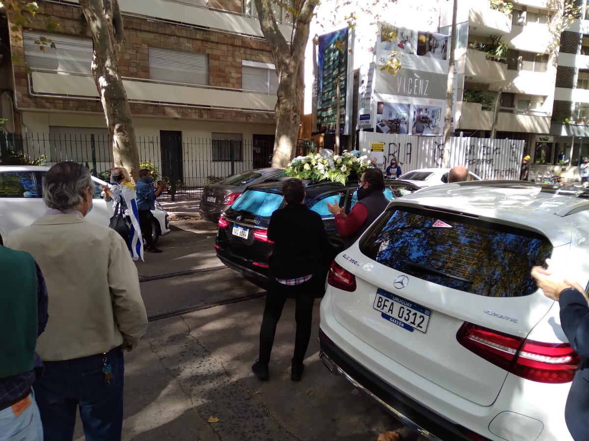 BarandaBarra's tweet photo. Un vicepresidente de la República que empieza su cortejo fúnebre en el club del barrio, de ahí a la casa del partido y luego al parlamento. Trouville es gigante ... eso no pasa ni en Nacional, ni Peñarol, ni los Lakers, ni el Real Madrid. https://t.co/79Bc1AkloA