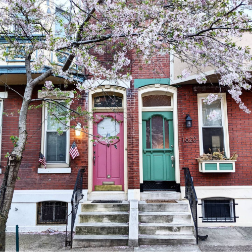 Left or right? 🌷
📸: instagram.com/phillydoorways