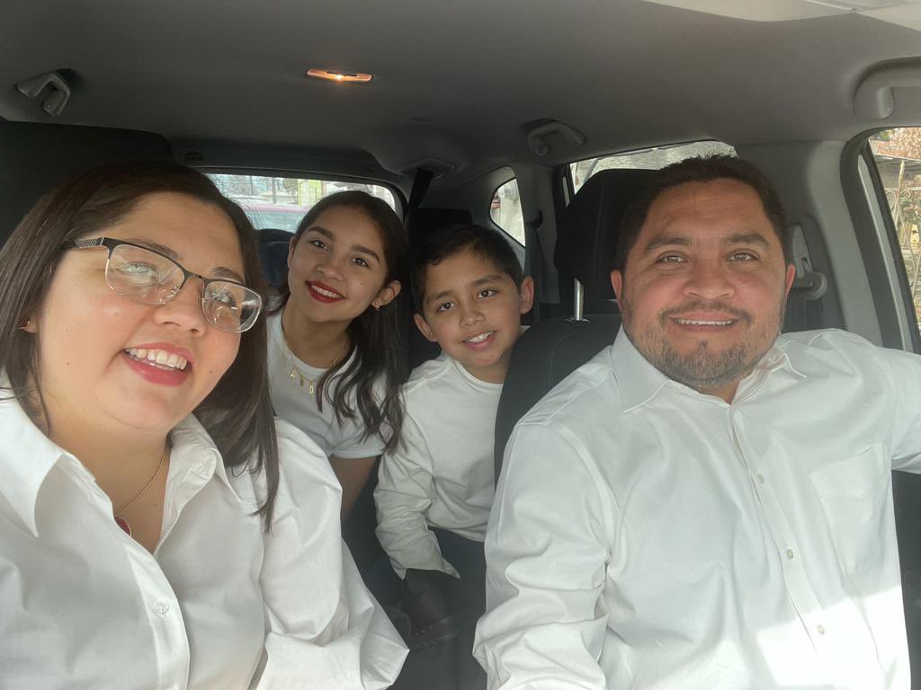 pilyvalenzuelaG's tweet photo. Mi familia es el #Pilar en mi vida, siempre han confiado en mi y me han impulsado a esforzarme día a día para contribuir al bienestar de las familias. ¡Gracias por siempre estar a mi lado y acompañarme en cada uno de mis proyectos! 🙏🏻 
#LaFamiliaEsElPilar #YoConPily https://t.co/dnBgXx5KH3