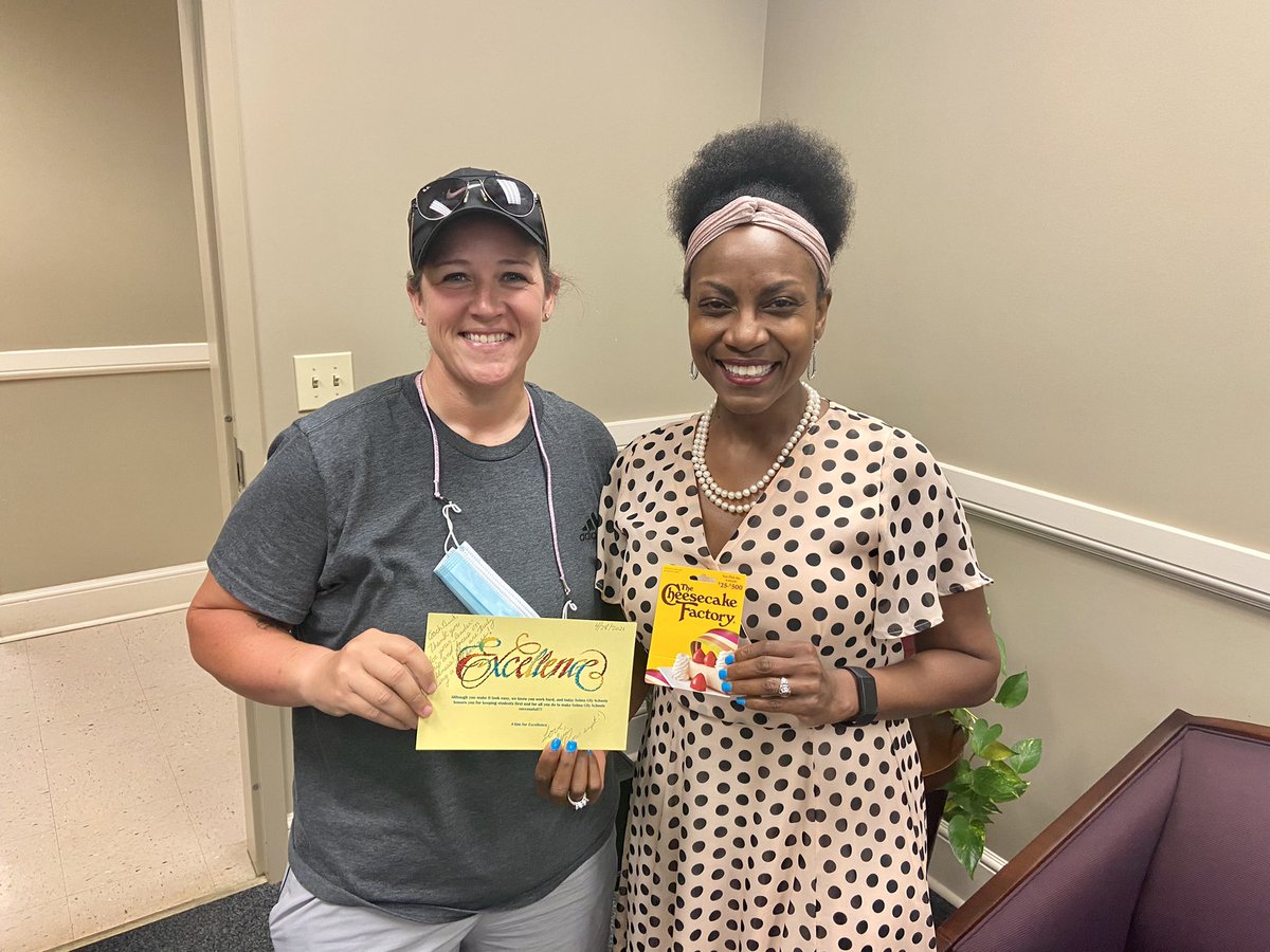 SelmaSchools's tweet photo. Shout out to @jillburt83 for receiving an Aim for Excellence award! Thank you Jill for your excellence 🤗 #TeamSelmaConnected https://t.co/KBrQ4SNdRA