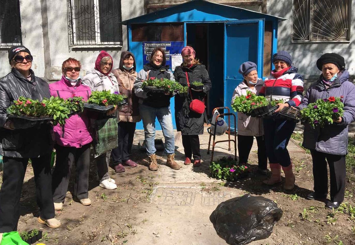 Жители 10 мкр.благодарят Воропаева В.А (депут. Губернской Думы) за участие в среднике по благоустройству территории около трамвайной остановки. Сегодня не только обустроили  цветник, но и активные цветоводы получили благодарности и цветочную рассаду.#Промышленныйрайон #средниик