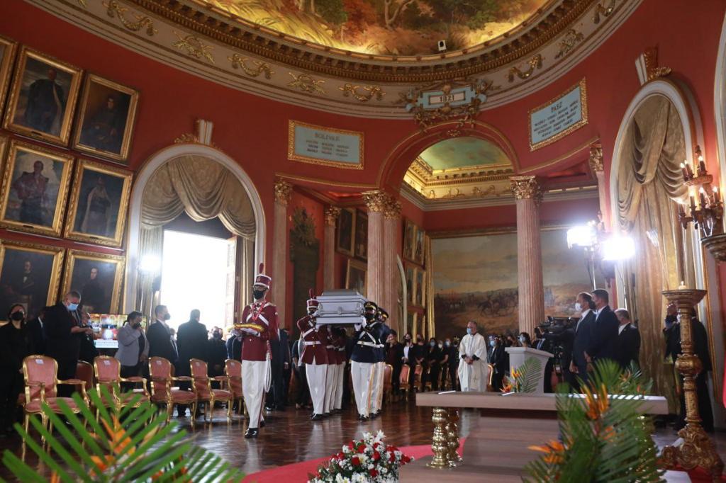 gestionperfecta's tweet photo. Despedimos en Capilla Ardiente, en el Palacio Federal Legislativo, a nuestro querido maestro de tantas batallas, al hombre de la sonrisa inagotable, a un ser humano siempre lleno de energía y con una amplia visión de lo social ¡Honor y gloria, profesor Aristóbulo Istúriz! https://t.co/WRXVowIynX