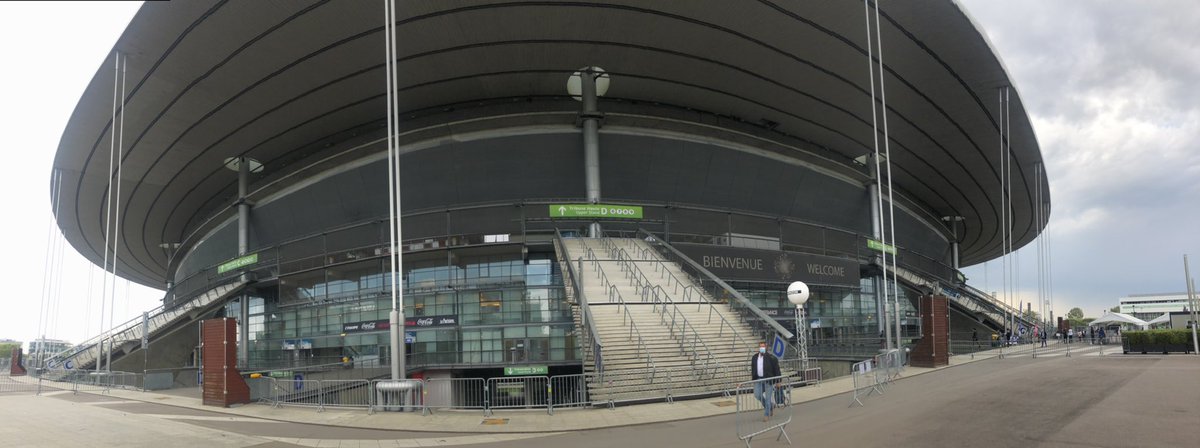 2/ Le Stade de France est un vaccinodrome. En principe, on vaccine “à tour de bras” (c’est évidemment l’expression du moment…) mais vu de l’extérieur, vers 17:30, y’a pas grand monde…