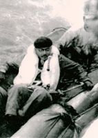 ProfKapilKumar's tweet photo. Captain ; Jets go back
(Waves 50-80 feet high} 
Netaji : I have not come this far to go back
And he jumped into the rubber dingy with Abid 
Both submarines crew watched amazed &amp; thought going to loose them !They boarded the Jap Submarine !any such example
@MissionNetaji @anujdhar https://t.co/eJirnr5qQu