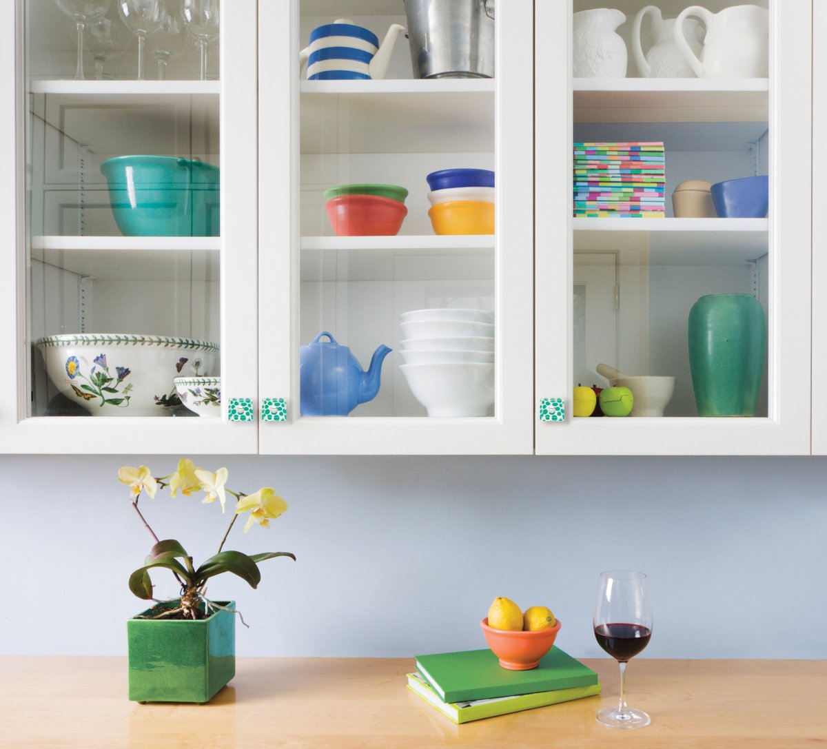 atlashomewares's tweet photo. @KBtribechat #KBTribeChat A4.) Our Emerald Polka Dot knobs from the Dream Glass collection are fused glass knobs that pack a serious punch. Create a fabulously functional look to transform simple cabinetry into modern expressions of style! #ColorintheKitchen #KitchenStyle https://t.co/DWQrYVCxyp