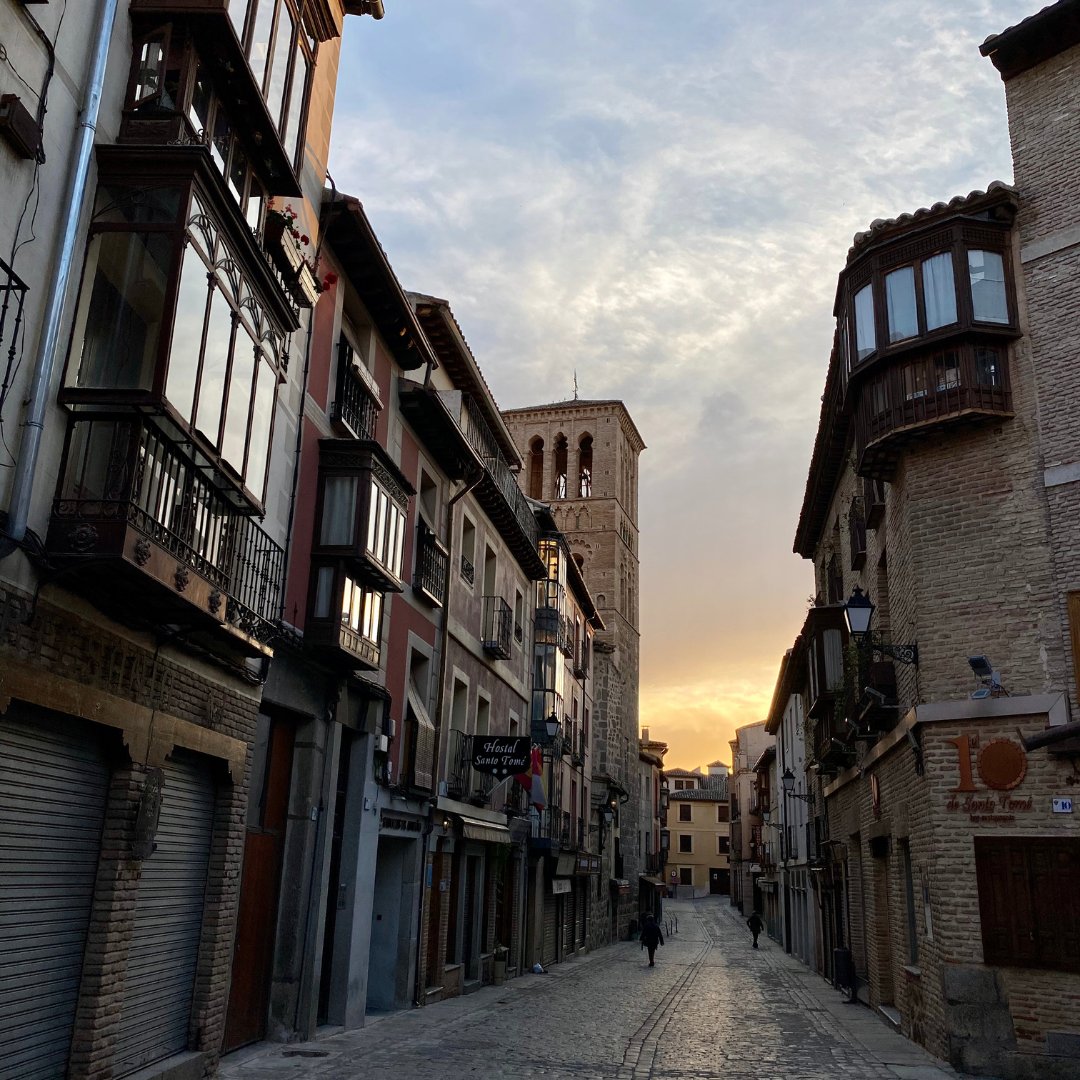 🌥  Atardecer desde la Calle de Santo Tomé, #barriojudío

🤗. Pronto saldremos de ésta... ¡Ya queda menos!

📍 mtr.cool/hfmicpybya

#Toledo #ToledoTurismo #igerstoledo #turismocastillalamancha #españa #atardecer #buenasnoches
