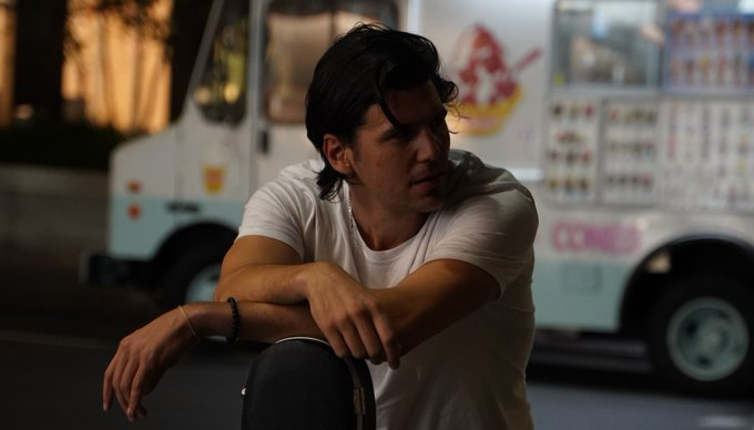 La100RosarioFM's tweet photo. #AHORA 🔴🎙️ en #LaTardeDeLa10 Charly Zurcher (@CharlyZurcher) cantante, músico y compositor rosarino que presentó el video A girl like you filmado íntegramente en New York. https://t.co/jZm2m67j0s