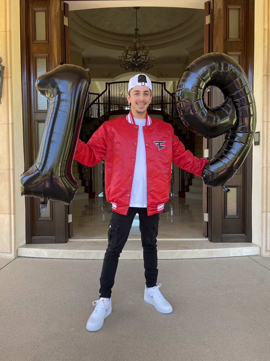 FaZeClan's tweet image. 19 Million Subscribers 𝑎𝑛𝑑 𝑐𝑜𝑢𝑛𝑡𝑖𝑛𝑔.

Congratulations, @FaZeRug! ❤️