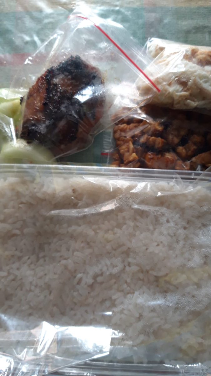 hakimping's tweet photo. Buka puasa tadi dibikinin bekal nasi uduk ala @marsahasnasudaa, cinta 🥰💫✨
#bukadipabrik
#madewithlove https://t.co/DvDcJD4bA8