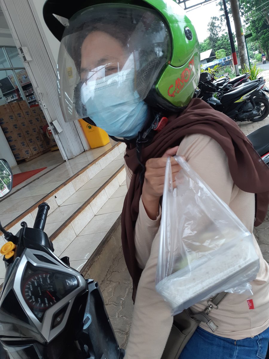 hakimping's tweet photo. Buka puasa tadi dibikinin bekal nasi uduk ala @marsahasnasudaa, cinta 🥰💫✨
#bukadipabrik
#madewithlove https://t.co/DvDcJD4bA8