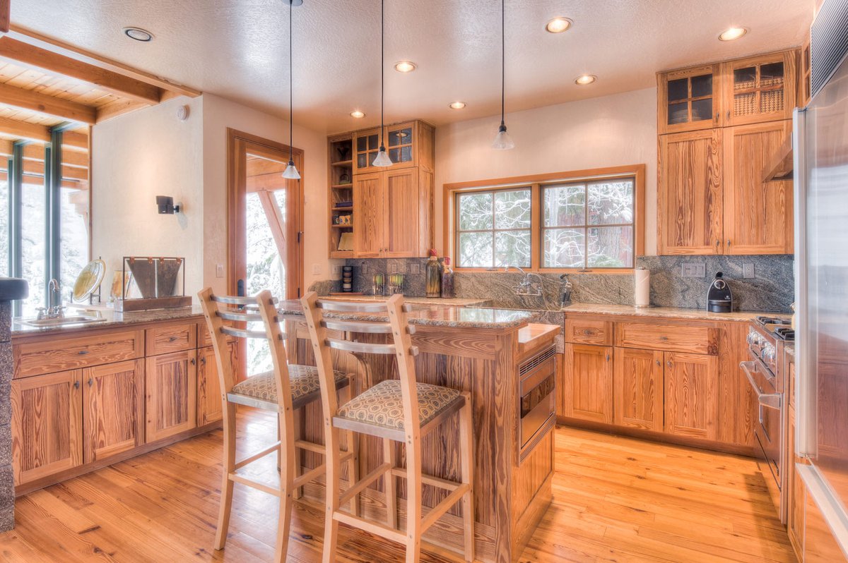 GrandWelcome's tweet photo. The magnificent, well-appointed and personally engineered interior & exterior offers plenty of space to relax and enjoy the captivating mountain valley views of the surrounding area throughout the home.
#tahoe #laketahoe #exploretahoe #laketahoelife #truckeeca https://t.co/DWYxd6Zi2R