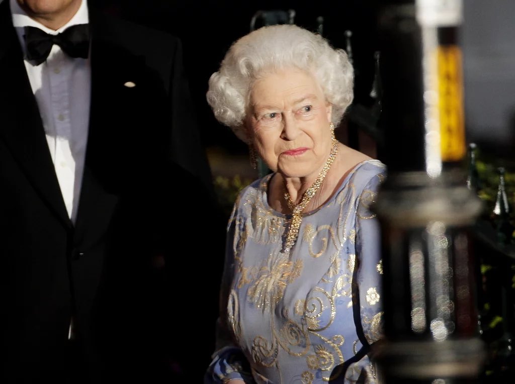 Of course, QEII attended the event. It was lovely to see her in a colourful evening dress with lots of shimmer, as she’s gotten older HM has favoured white gowns for formal evening events. I also love that’s she matched all her accessories, necklace included, to the print!