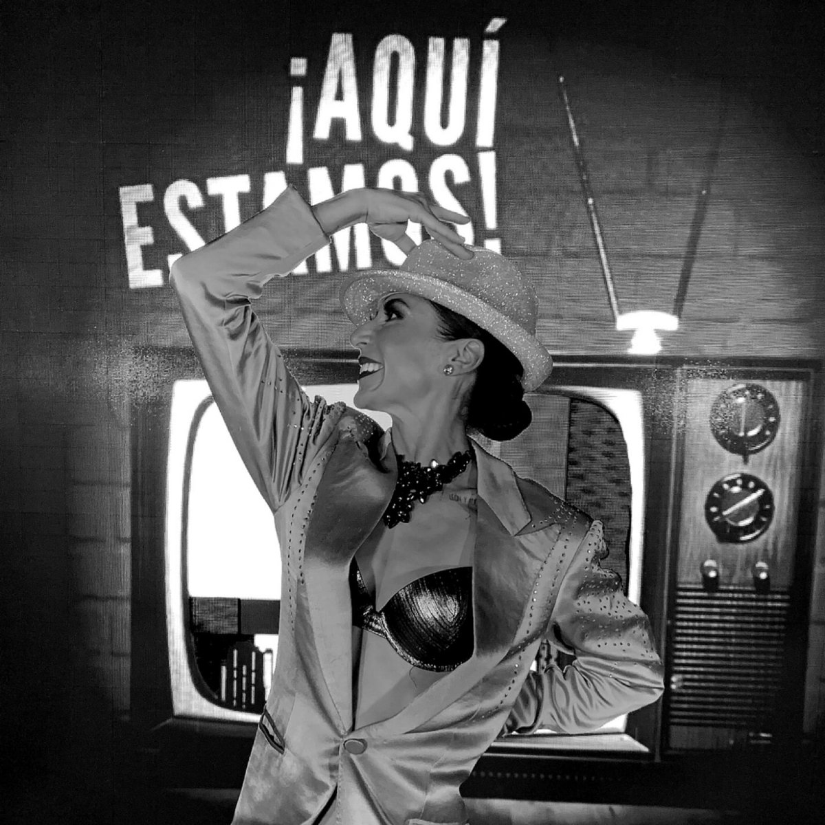 #AquiEstamos es un proyecto que verá la luz gracias al esfuerzo y talento de mucha gente, pero hoy quiero agradecer especialmente a <a href="/alex_gou/">Alex gou</a> y <a href="/claudiocarrera/">Dan</a> por su continuo apoyo y soporte. #SiempreGracias 🙃📺❤️⭐️💃🏻👞🎶