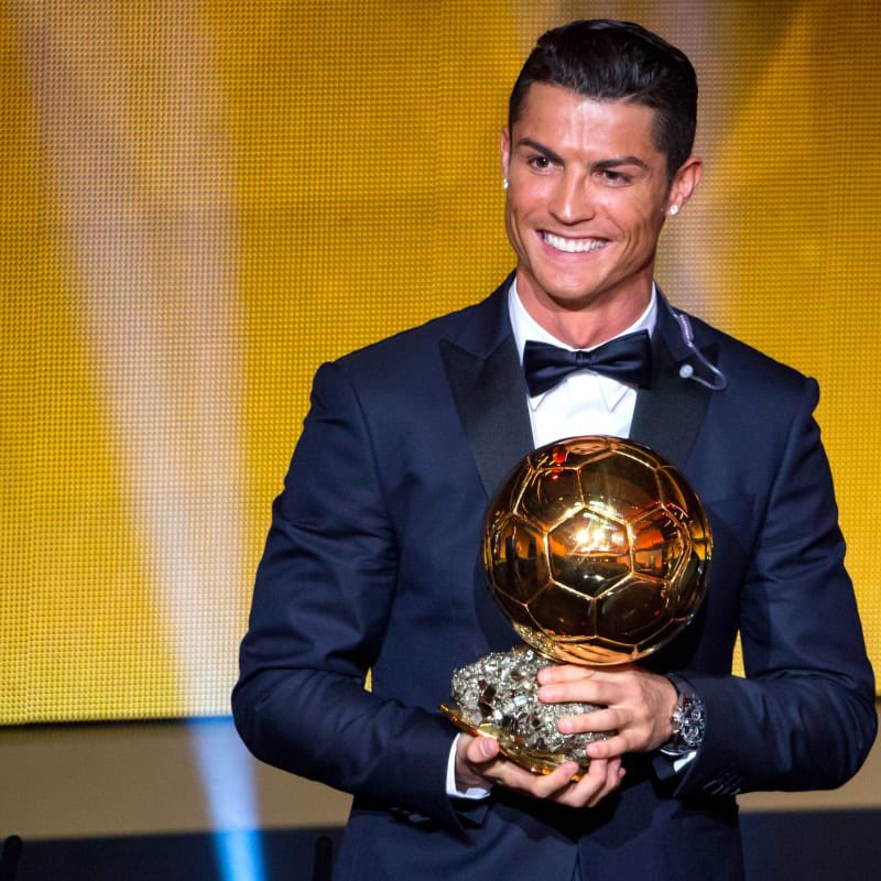 La Maison Blanche tout simplement injouable s’envole en tête de la Liga, remporte la coupe du monde des clubs et CR7 remporte logiquement son 3eme ballon d’or et revient à une longueur de Messi (4 BO à l’époque) dans leur duel au sommet de l’histoire du football.