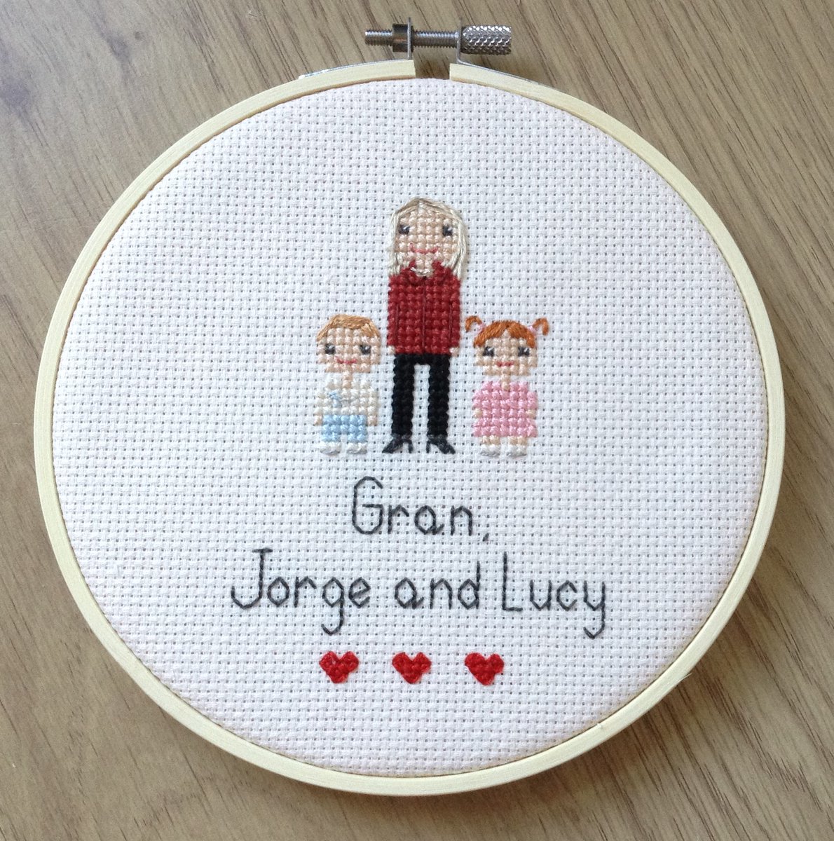 STown_stitches's tweet photo. Recently completed family portrait - always a cute gift idea for Grandparents #familyportrait #crossstitchportrait #stitchpeopleportrait #familygift #grandparentsgift #UKEtsyRT #HandmadeHour #handmade #craft #hmuk_crafters https://t.co/2QBq1H1LzV