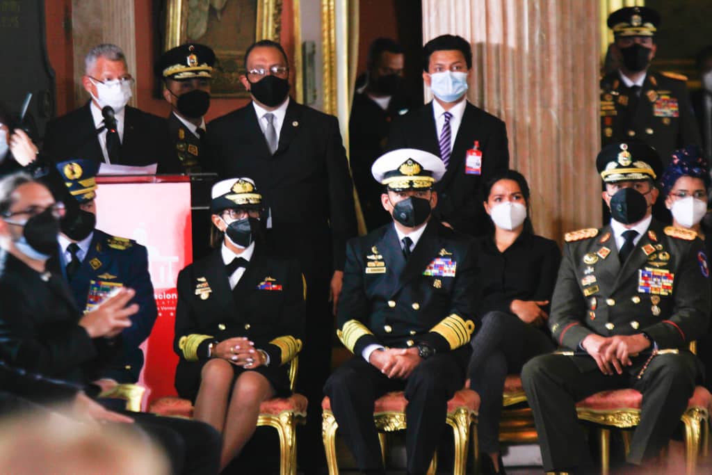 En nombre de nuestro pueblo noble, estas mujeres y hombres que tanto extrañaremos al querido profesor Aristóbulo, le decimos hasta siempre, junto a la Fuerza Armada Nacional Bolivariana, una institución a la que él tanto amó y admiró. A sus familiares, todo nuestro acompañamiento