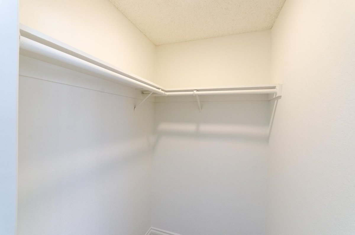 TLDLosAngeles's tweet photo. ‘I need a fireplace plus a walk-in closet!’ We’ve got it in Mar Vista ❤️ #losangeles #losangelesrentals #larentals https://t.co/2h88ElgGRM
