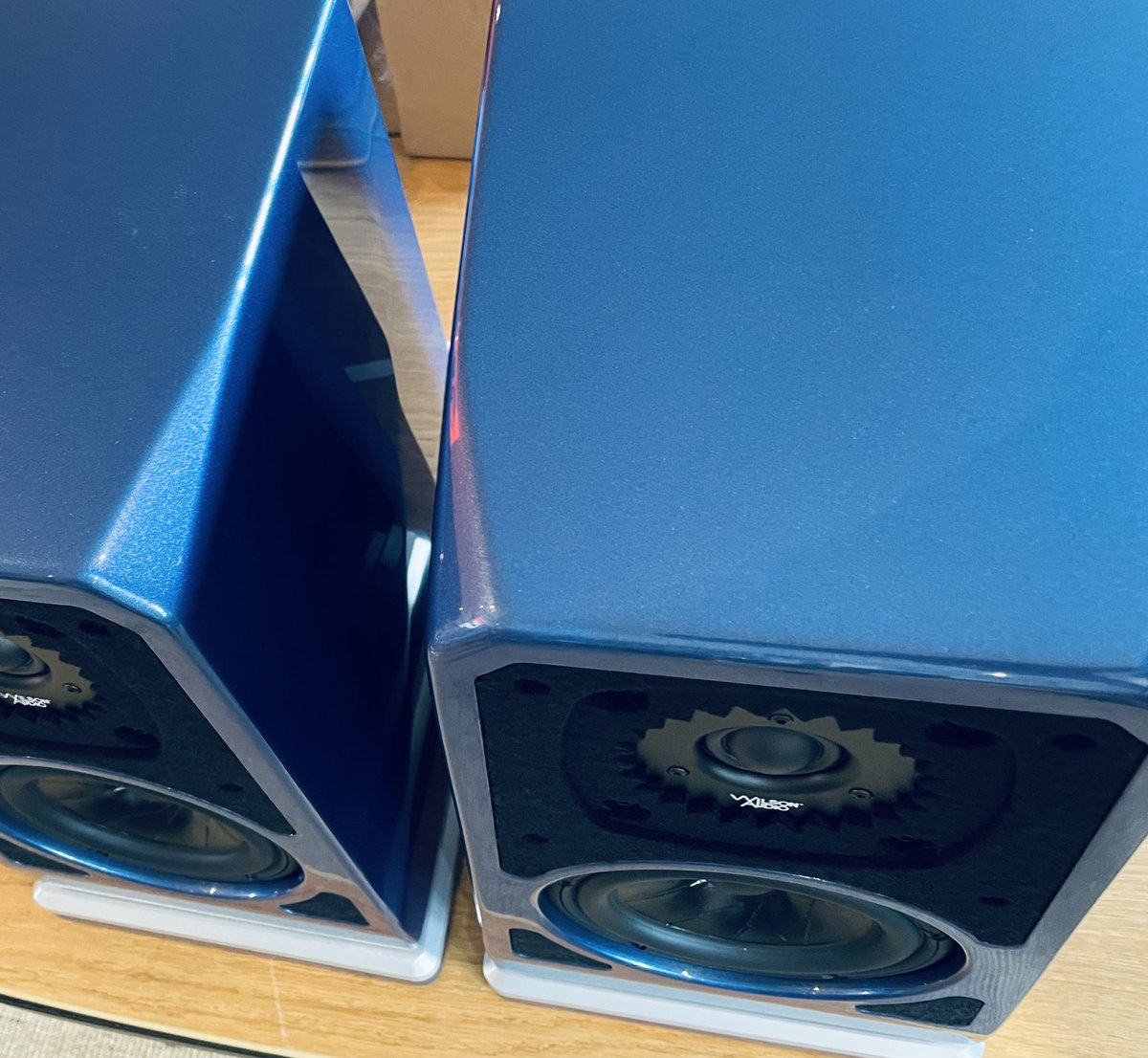 Midlandaudiox's tweet photo. So happy to have our @wilson.audio #tunetot in gorgeous #estorilblue limited edition in celebration of @absolute_sounds being the best distributor in 2020 @midlandaudiox only available for a short period #belbroughton #worcestershire #madeinsaltlakecityutah https://t.co/1nTfwRJhlA