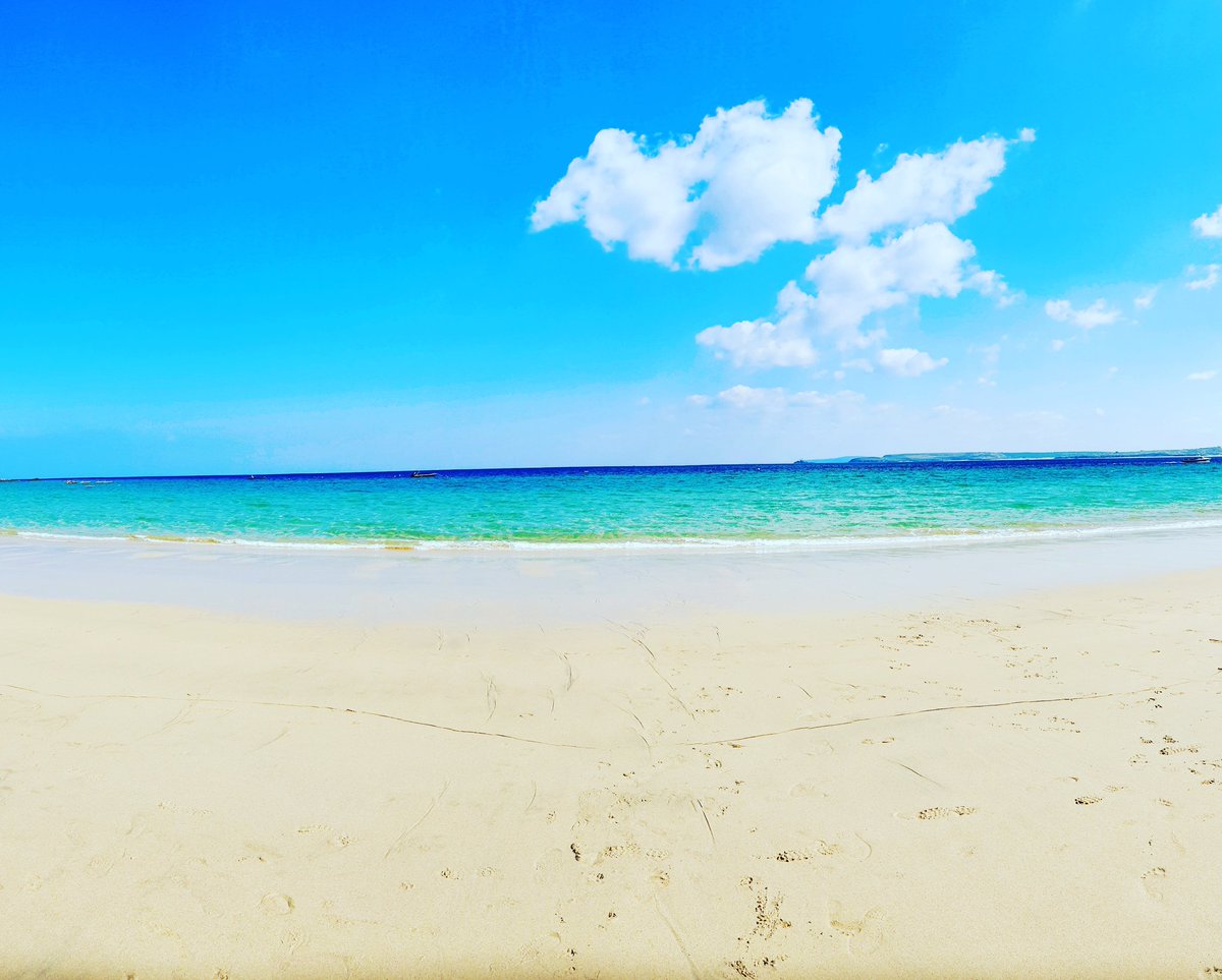 Last tweet for #cornwallhour It looks like some #tropical beach somewhere exotic doesn't it? But this was #porthminsterbeach last week. @cornwallhour Thanks for all the RTs until next time #goodnight

#stivescornwall
#Stives
#whitesand
#bluesea
#bluesky #beach
#loveCornwall