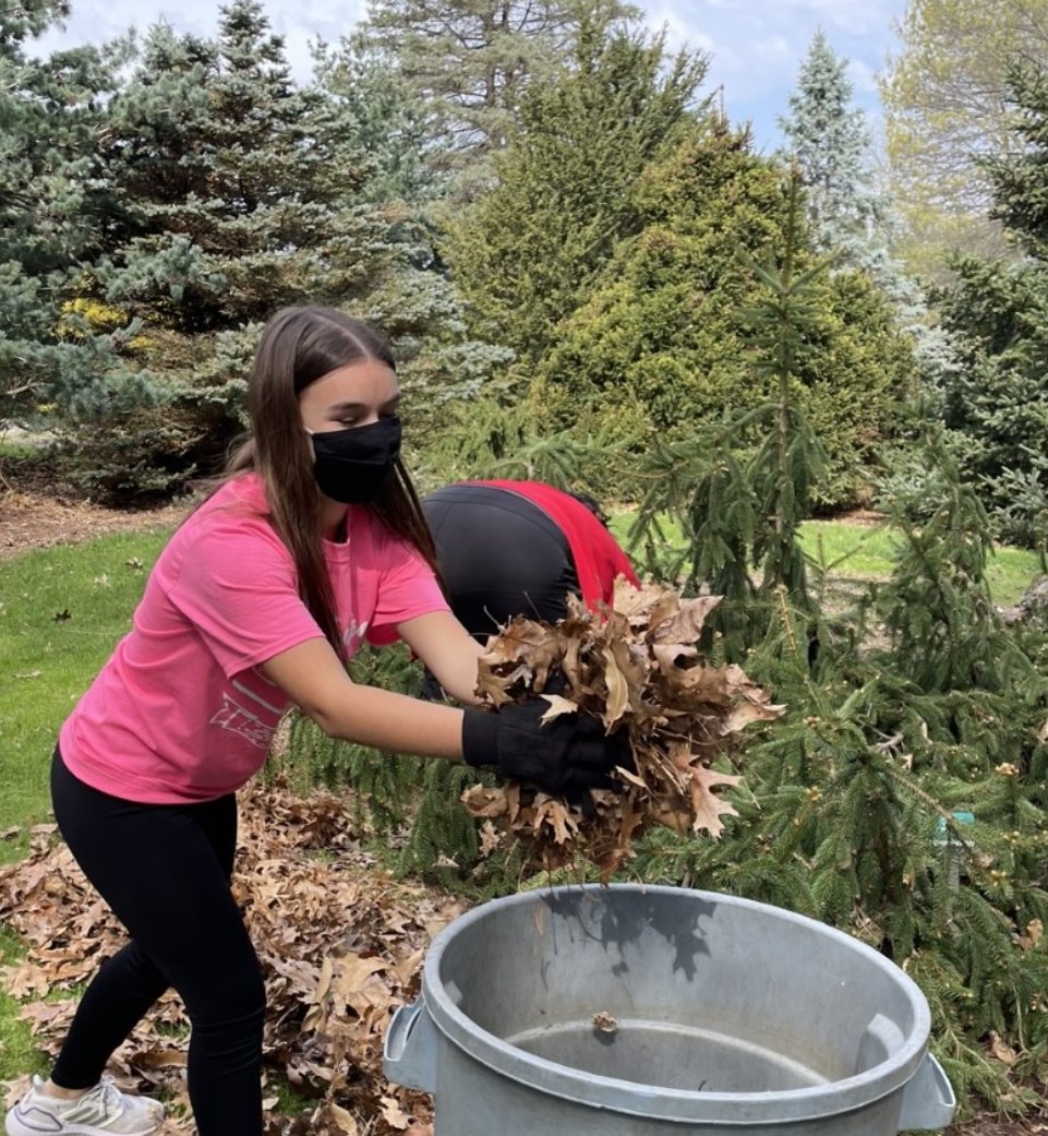 westdubtennis's tweet photo. The Squad was in action today off the court for the WDHS Service Day. A tip of the cap to Lexi, Addie, Ava, Nat, Shelby, Danielle, Lilli, and Hal for their work behind the scenes as members of the Service Learning class. #ballers https://t.co/vxkWGW2DZt