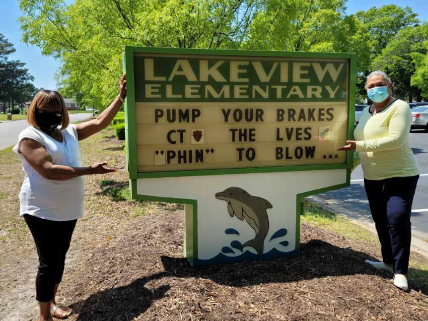 msjaymia's tweet photo. @LakeviewDolphin are joining the sign war @GoCHSTruckers @ChMSTruckers &amp; @HodgesManor 🤷🏾‍♀️ https://t.co/0VxR70joKJ