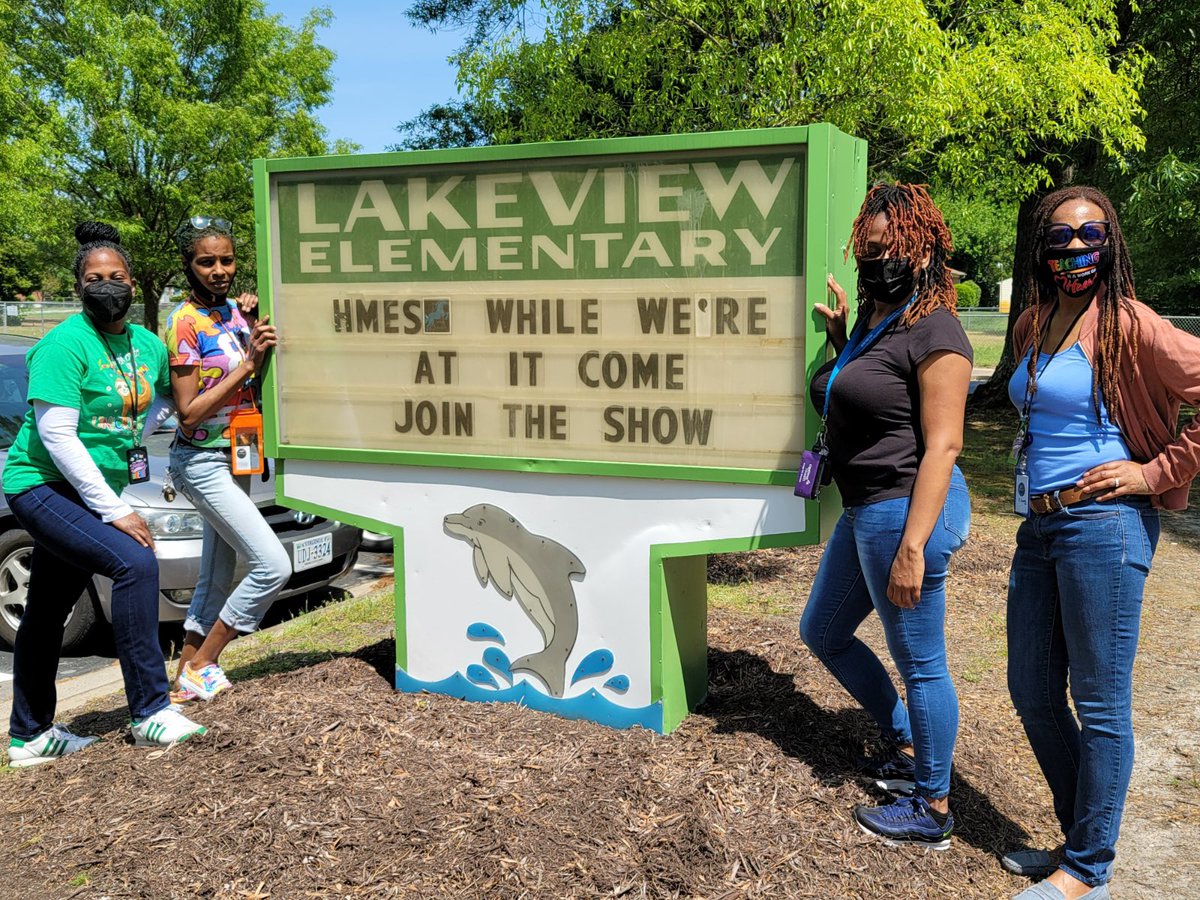 msjaymia's tweet photo. @LakeviewDolphin are joining the sign war @GoCHSTruckers @ChMSTruckers &amp; @HodgesManor 🤷🏾‍♀️ https://t.co/0VxR70joKJ