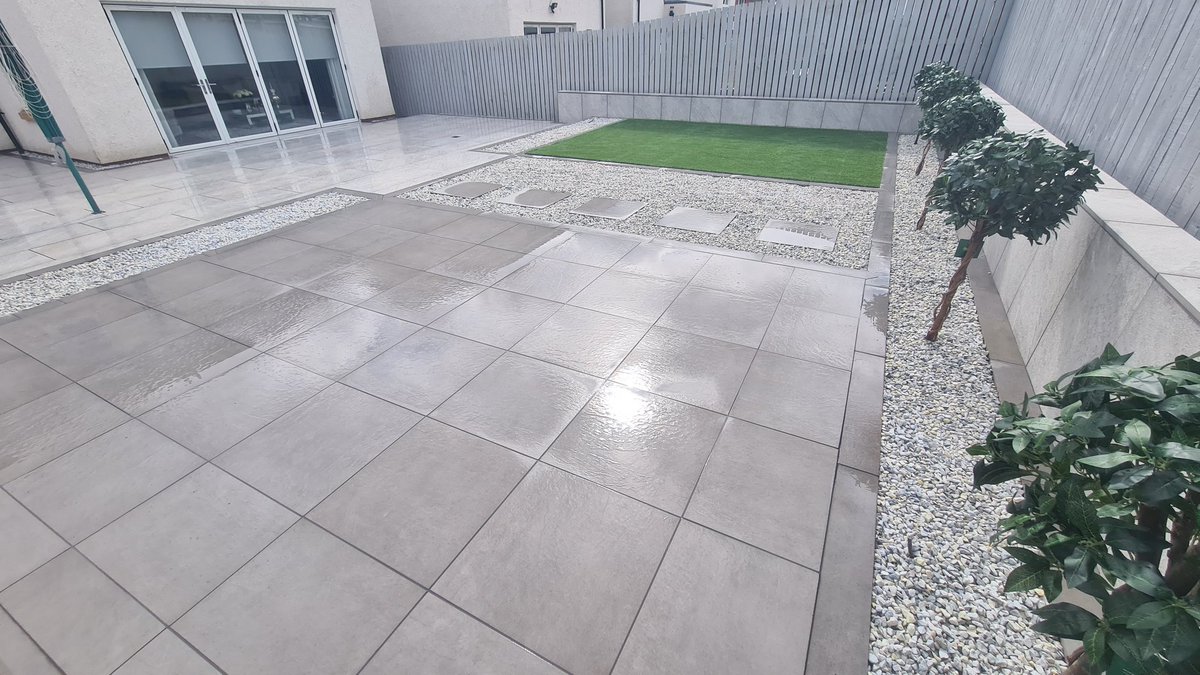 Finally getting this one over the line  using Marshalls Signum 1200x600 porcelain with steel grey porcelain borders and 600x600  porcelain paving from LondonStone @MarshallsReg @_LONDONSTONE @gdmcmenemy @sm74w 🥵💪🔥