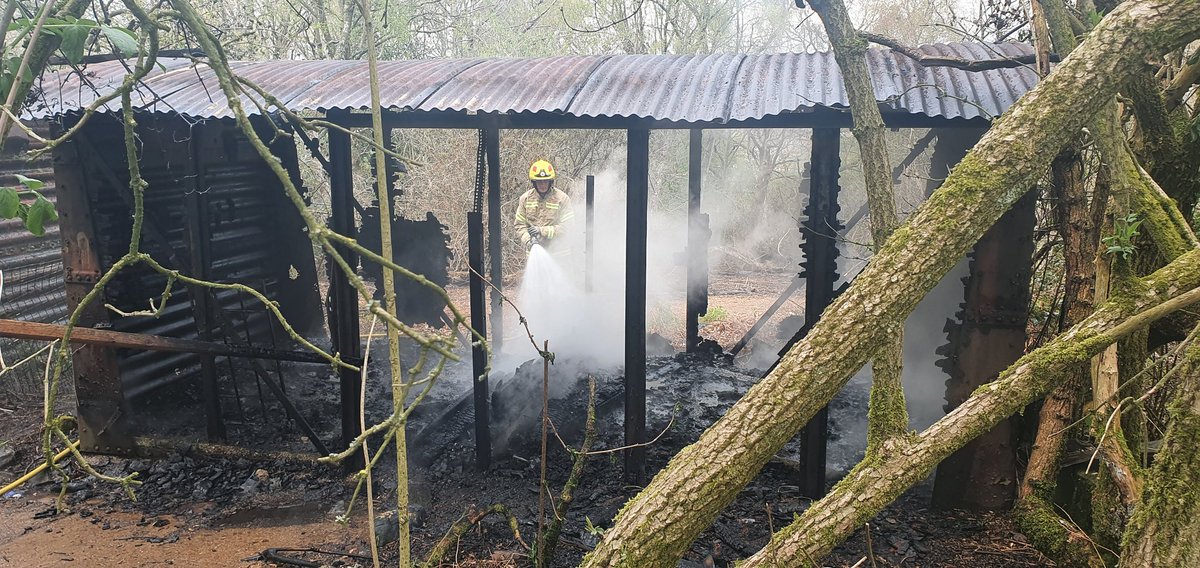 NottmRoadFS's tweet photo. Attended yet another 🔥 believed to have been started deliberately. This time over in Belper. If you have any info regarding deliberate fire setters, please contact the anonymous FireStoppers hotline. Thanks @AlfretonFireStn for assisting with water.

#Belper #FireStopper #Fire https://t.co/DEJWF8IJnK