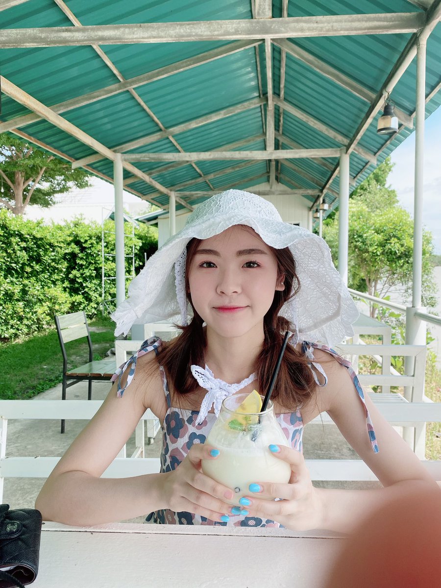 GIRLSINF4's tweet photo. a smoothie and smile

#eenujj @eenujj_ https://t.co/nLzKhW9GAz