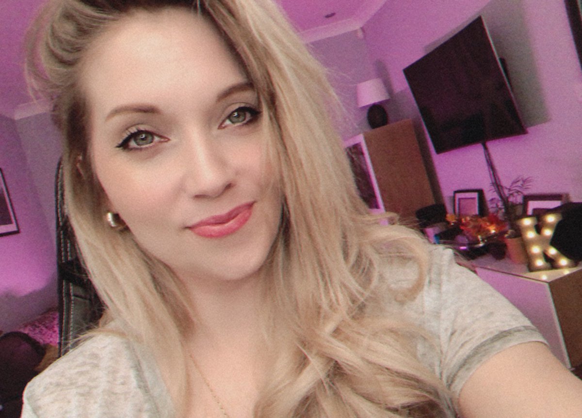 ✨ Live Now ✨

Sitting about drinking coffee. Come &amp; vibe with me. 

twitch.tv/KawaiiFoxita