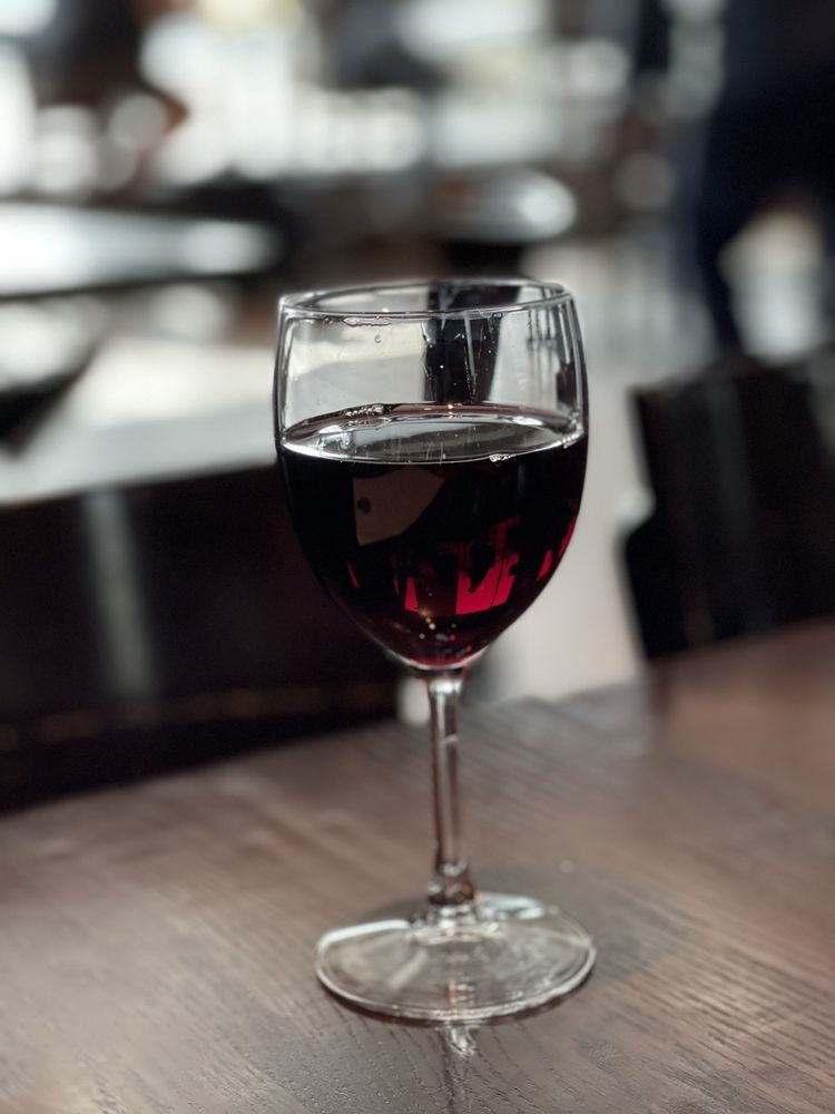 Aren't delayed flights the worst? 😩 Don't worry, head on over and unwind with us on #WineWednesday. 🍷 
📸 : Brandy M.