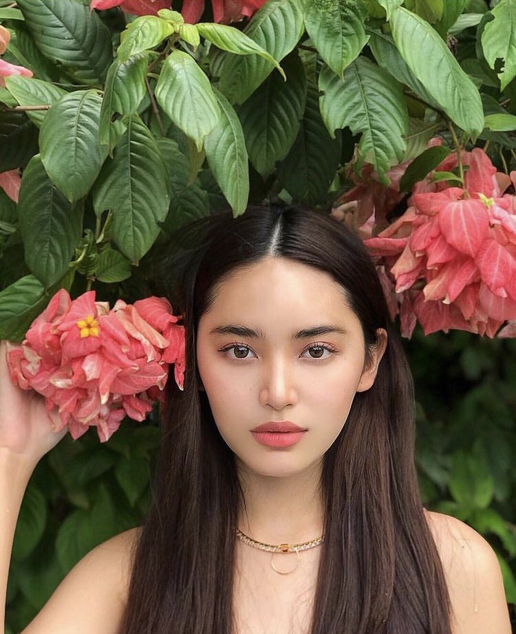 GIRLSINF4's tweet photo. between the flowers💐

#fahyongwaree https://t.co/gFn5N2npyZ