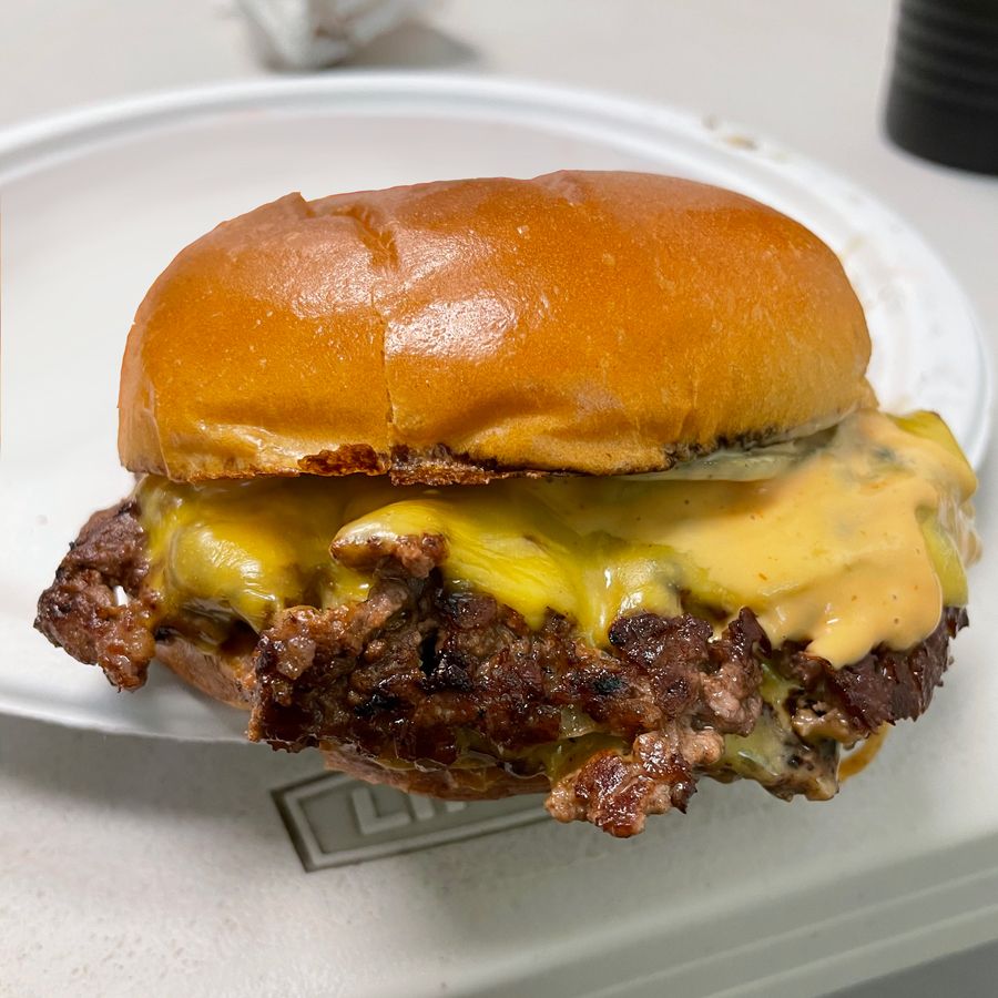 LexTechsOfATL's tweet image. Huston cooked up some awesome smash burgers for for the Decatur shop today. Nice work Chef Hatch! And a big thanks to the teams at both locations for your continued hard work. 
#chefhatch #burgerday