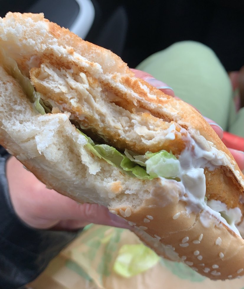 Anyone else tried the new Vegan Chicken Royale burger at @BurgerKingUK? I thought it was really good! 🥳 I got a decent amount of mayo and the patty by @vegebutcheruk is fantastic 👌 Awesome that it actually has the #vegan trademark too. 🌱#choosechickenfree @veganuary