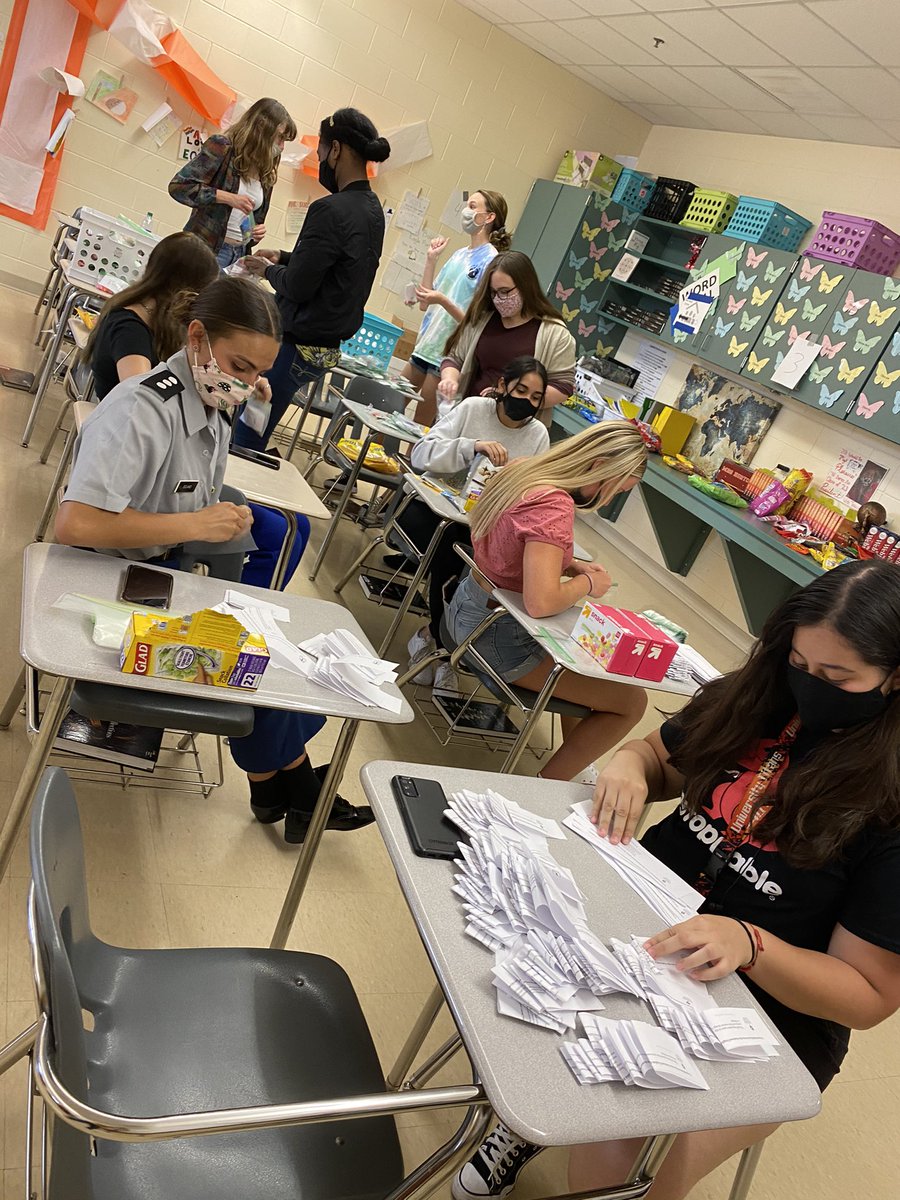 MrsHorton9's tweet photo. More pics from our senior appreciation goodie bag day! NEHS and NHS
@UHSChenoweth @BernerLinda @UHSTitans411 https://t.co/GKXZBlomEp