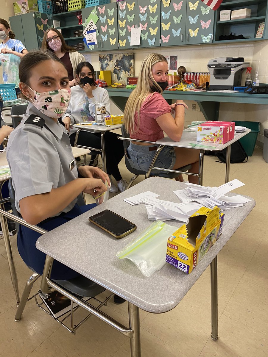 MrsHorton9's tweet photo. More pics from our senior appreciation goodie bag day! NEHS and NHS
@UHSChenoweth @BernerLinda @UHSTitans411 https://t.co/GKXZBlomEp
